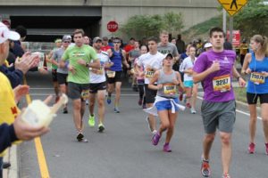 Marine Corps Marathon scenes in Pentagon City (photo by ARLnow.com)