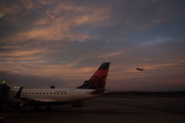 Airplanes at Reagan National Airport (Flickr pool photo by Erinn Shirley) Airplanes at Reagan National Airport (Flickr pool photo by Erinn Shirley)