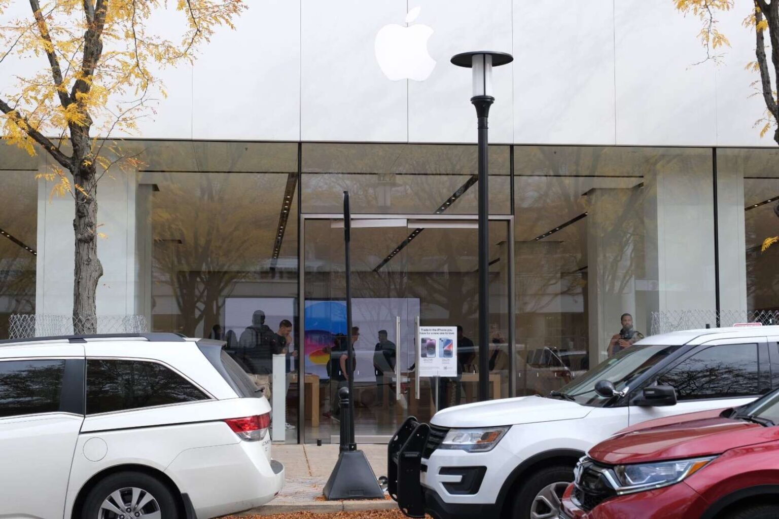 JUST IN: Police investigating armed robbery at Clarendon Apple Store ...