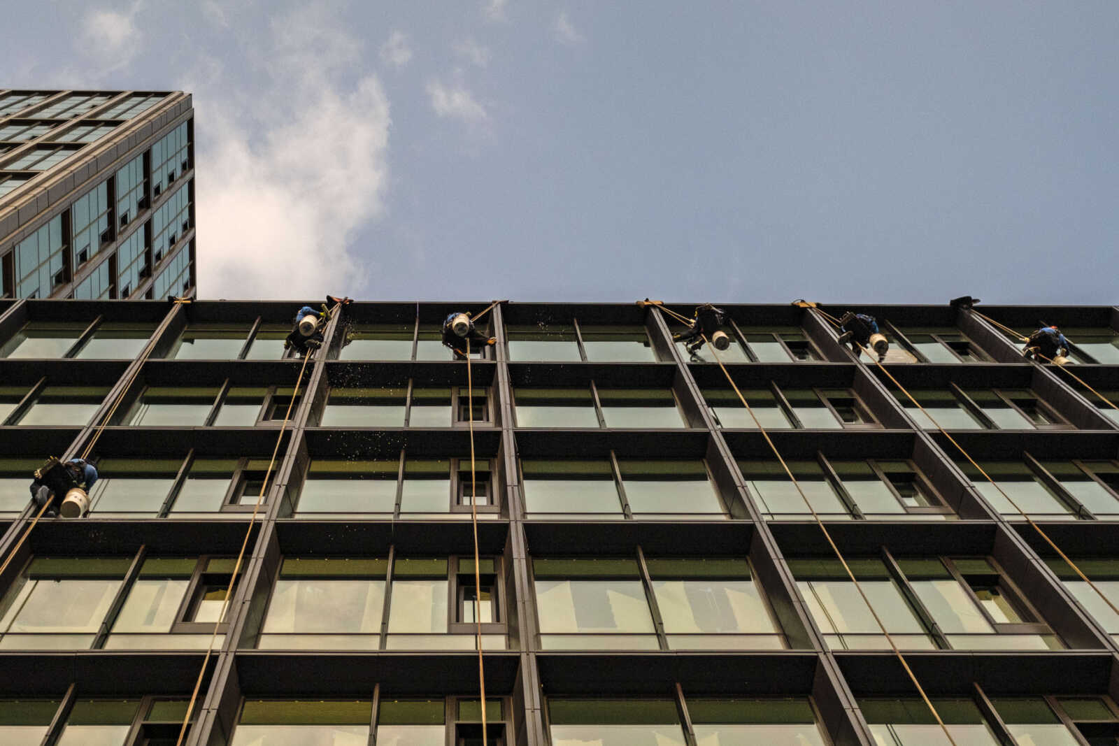 Window washers at work at HQ2 in Pentagon City (staff photo by Jay Westcott)