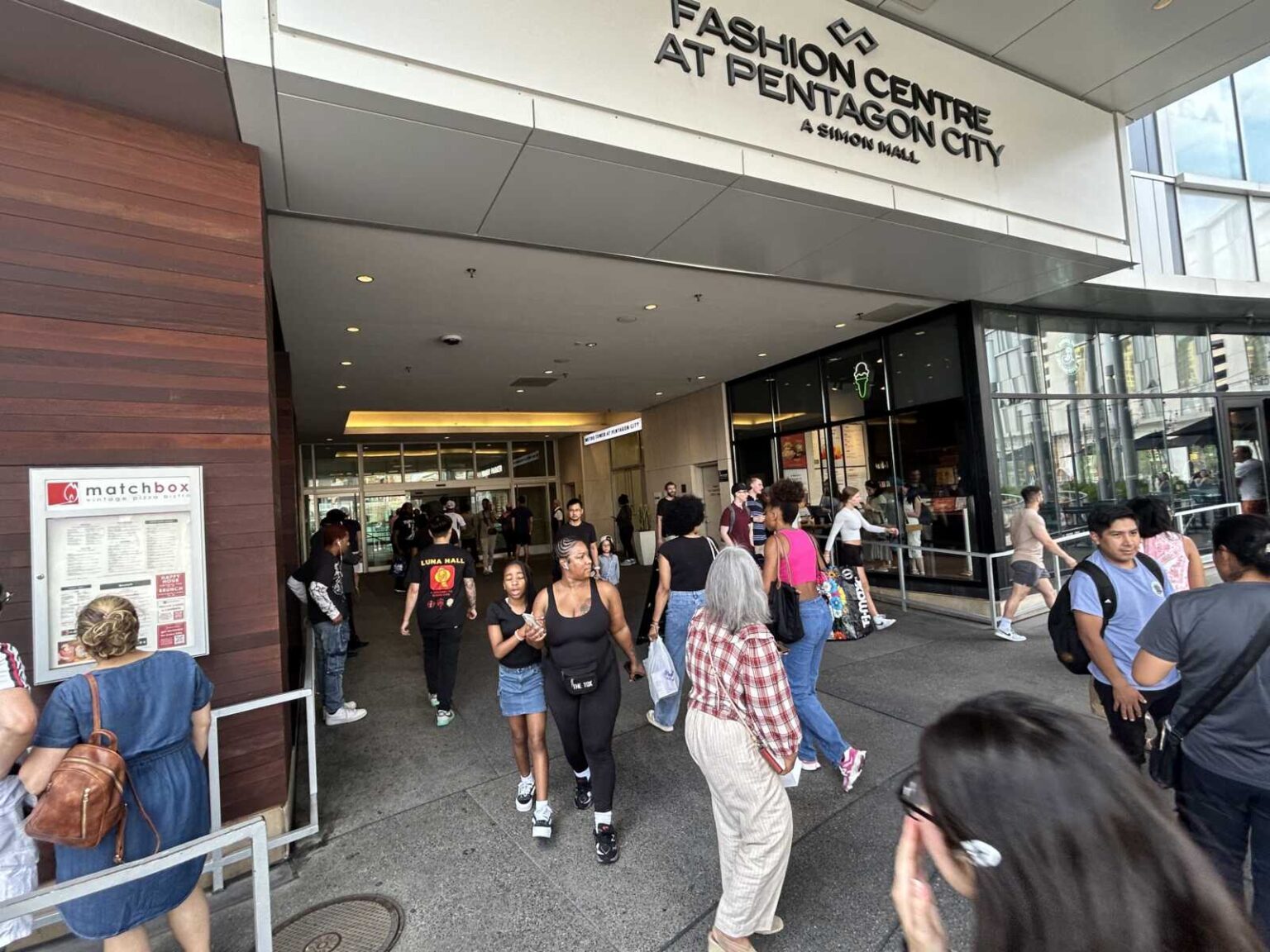 Smash-and-grab robbery at Pentagon City mall leads to panic and large ...
