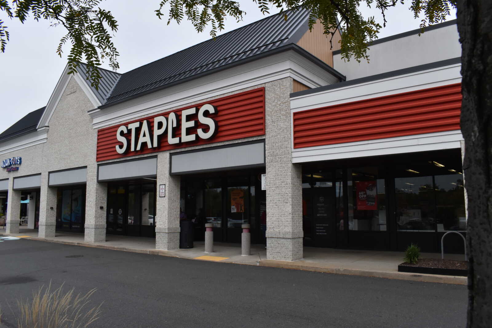 arlnow.com - Nolan Stout - Pharma company registered at a Falls Church Staples goes public, raises $45M
