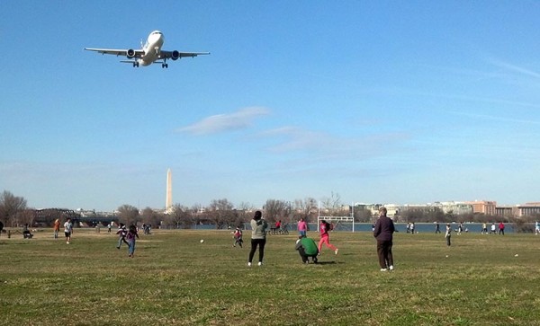 A plane on approach to Reagan National Airport, seen from Gravelly Point